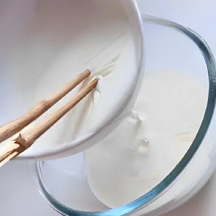 Sisakan sedikit susu dalam mangkuk agar lapisan kulit susu tetap menempel di dasar. Aduk putih telur dan susu hingga tercampur rata