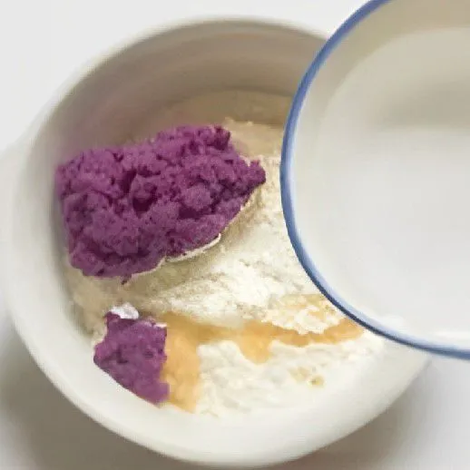 Campurkan masing-masing bahan dengan 80 gr tepung tapioka dan tambahkan sedikit air panas jika adonan terlalu kering.