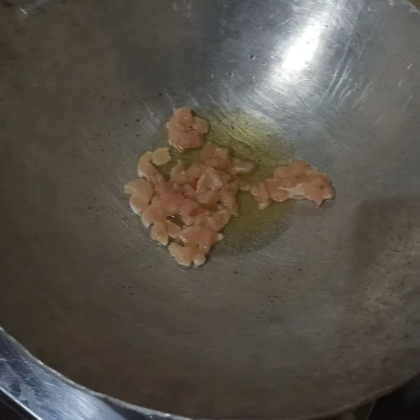 Tumis ayam hingga berubah warna, lalu masukkan bakso.