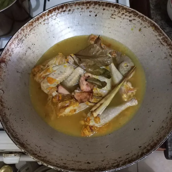 Panaskan wajan, masukan potongan ayam kampung dan beri air secukupnya, masak hingga hampir empuk