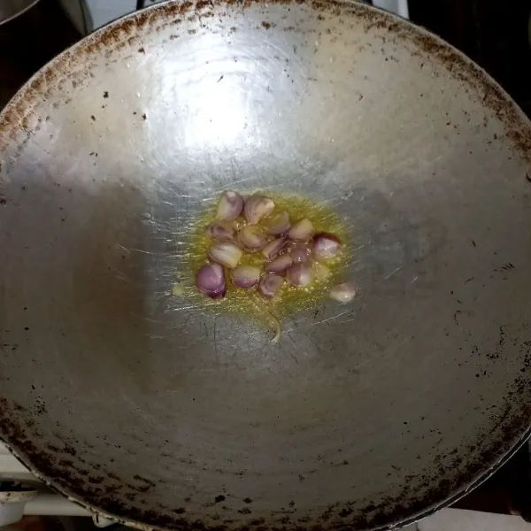 Tumis irisan bawang merah