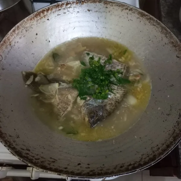 Masukan ikan gurame, masak hingga matang lalu tambahkan irisan seledri masak sebentar saja