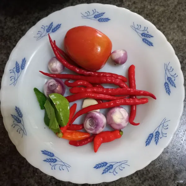 Kupas bawang merah, bawang putih, cabe, tomat dan buang tulang daun jeruk