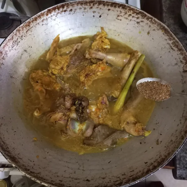 Masukan asam jawa dan gula merah, aduk rata