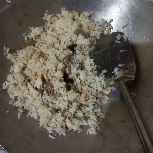 Beri saos tiram, kaldu bubuk, garam, dan lada bubuk.