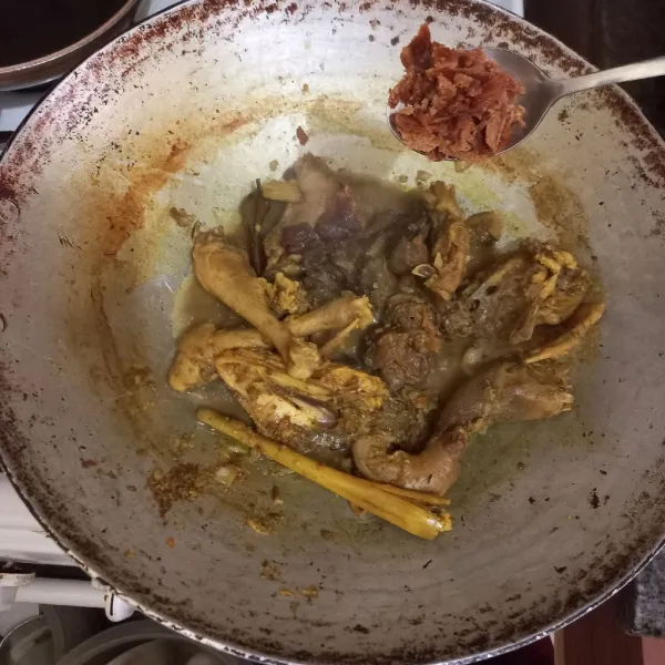 Masak hingga ayam kampung empuk dan bumbu menyerap