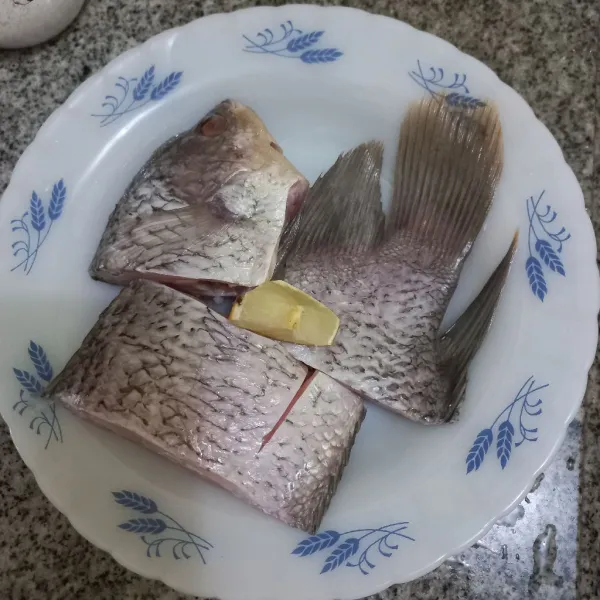 Kucuri potongan gurame dengan jeruk lemon