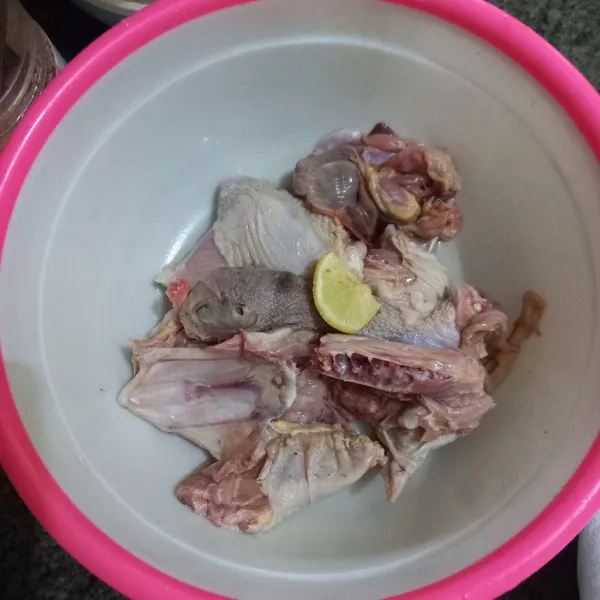 Lumuri potongan ayam kampung dengan jefuk lemon, aduk rata dan sisihkan