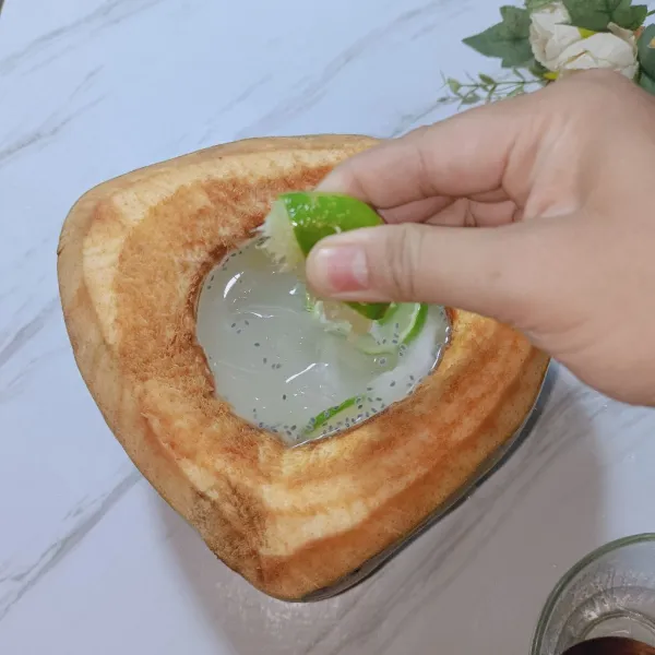 Masukkan irisan jeruk nipis,biji selasih,air kelapa,gula dan perasaan air jeruk nipis