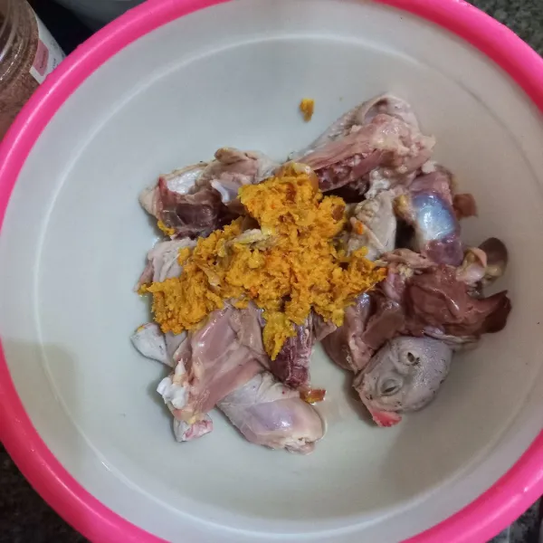 Tuang bumbu halus pada ayam kampung