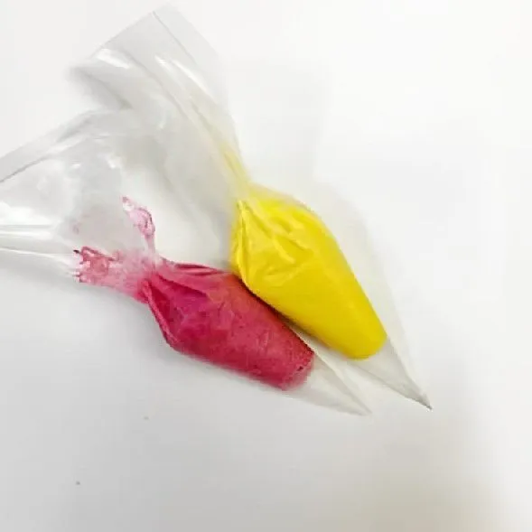 Masukkan masing-masing adonan ke dalam piping bag (kantong plastik segitiga)