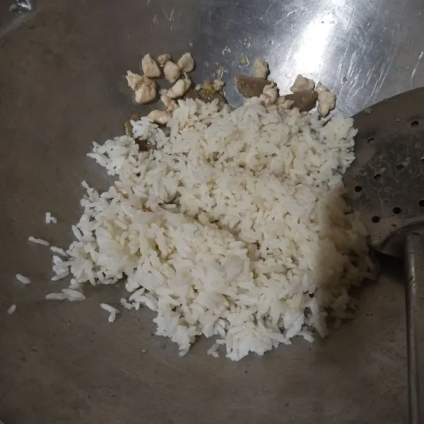 Masukkan nasi, lalu aduk hingga merata.