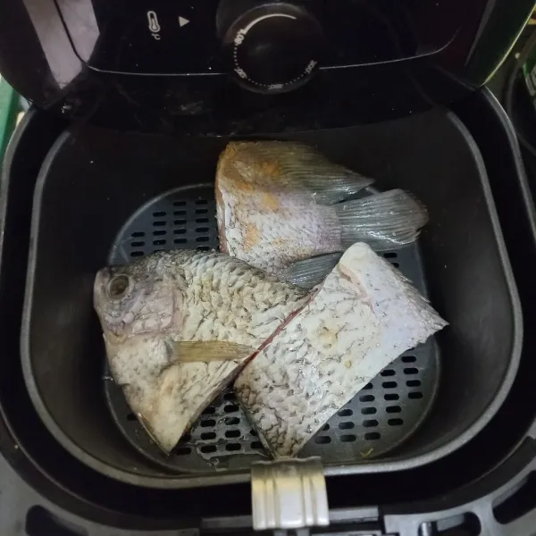 Masukan ikan pada air fryer selama 30 menit, sisihkan