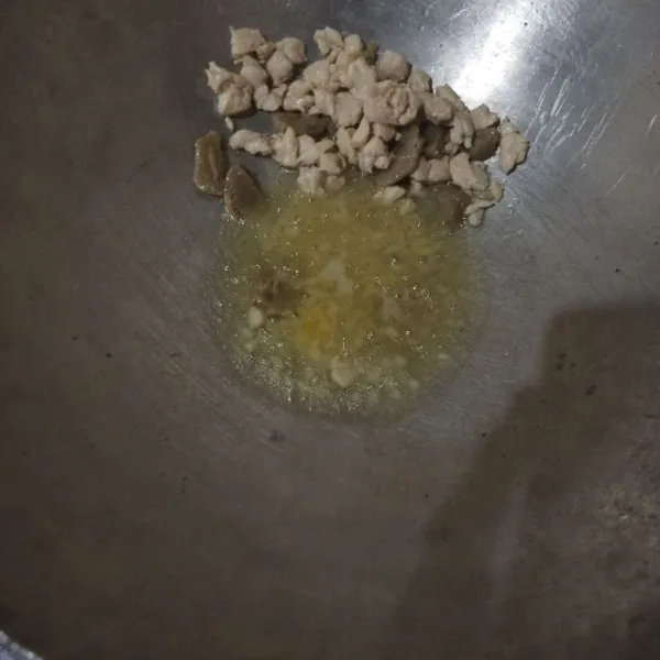 Sisihkan ayam dan bakso, kemudian tumis bumbu dasar putih.