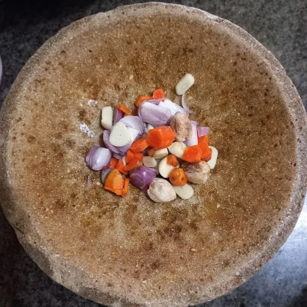 Haluskan bawang merah, bawang putih, kunyit dan kemiri