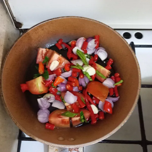 Panaskan minyak, tuang bahan sambal