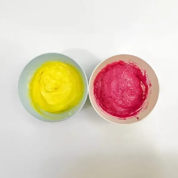 Campurkan bahan untuk adonan merah muda, 10 gr tepung beras, 20 gr jus buah naga merah, dan 1 kuning telur. Aduk hingga membentuk adonan kental