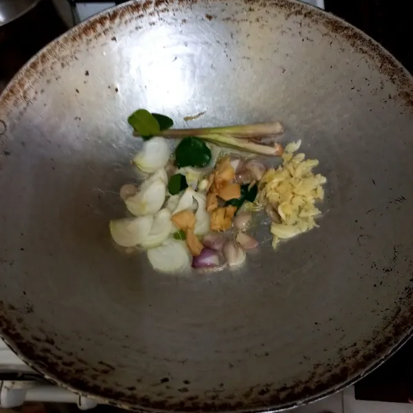 Masukan bawang putih, bawang bombay, jahe, daun jeruk dan serai hingga harum