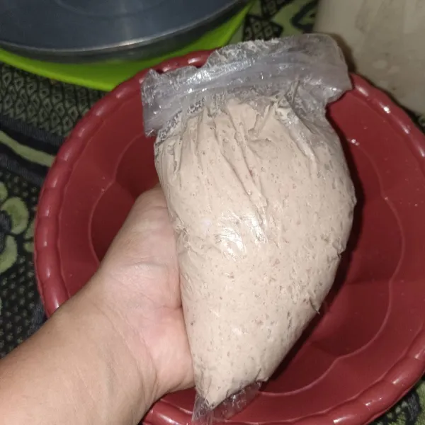 Membuat isian: masukkan semua bahan utama( kecuali pangsit) kedalam Chopper,kemudian giling sampai halus dan tercampur rata,masukkan kedalam plastik segitiga.