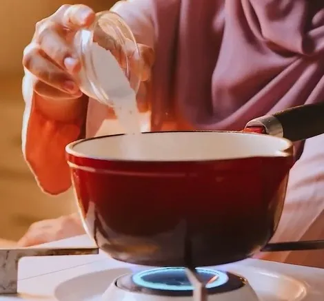 Di panci campurkan bubuk agar, jelly, air, gula pasir dan freiss cocopandan masak hingga mendidih, dinginkan agar jelly mengset.