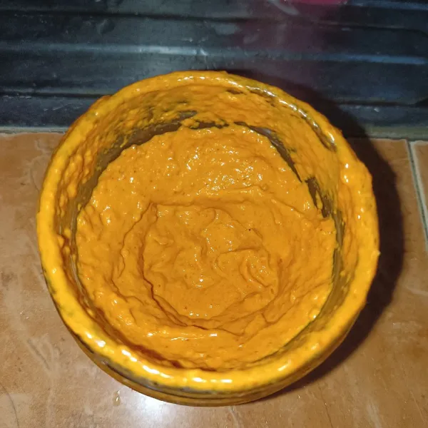 Blender cabai bersama, bawang merah, bawang putih dan bawang bombai.