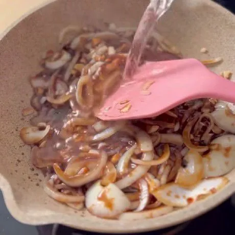 Tambahkan air, gula dan merica bubuk lalu aduk merata.