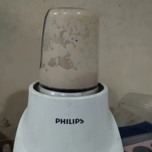 Blender bumbu hingga halus.