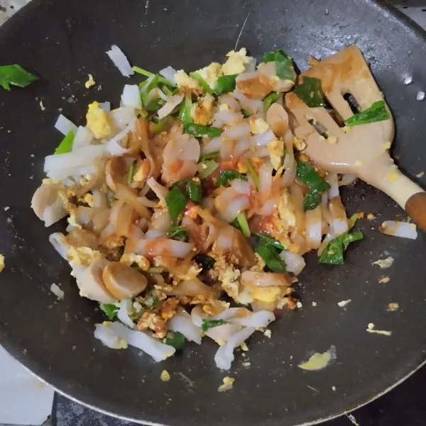 Masukkan mie tiaw, bumbui dengan kecap manis, saus tomat, saus tiram, garam, kaldu bubuk dan lada bubuk.