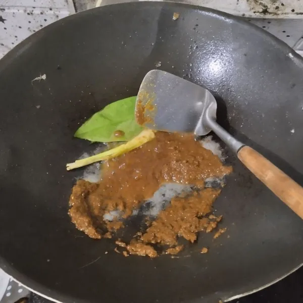 Tumis bumbu halus, daun salam dan sereh hingga harum.