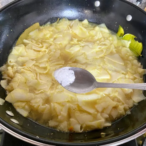 Tambahkan garam, kaldu bubuk dan gula pasir, lalu aduk rata.