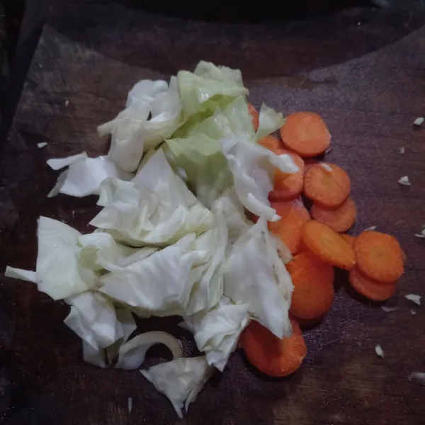 Potong kol dan wortel.