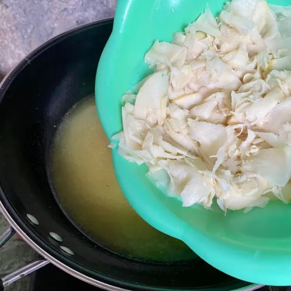 Tambahkan rebung yang sudah dicuci bersih.