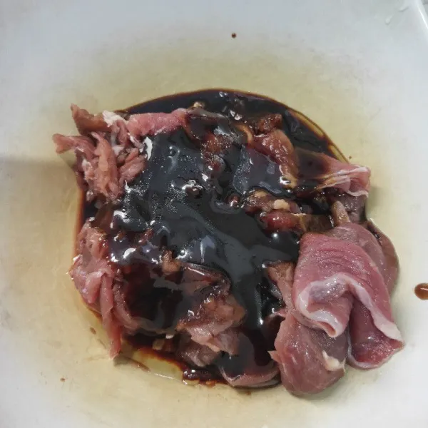 Letakkan beef slice dalam wadah. Lalu masuk saus teriyaki, kecap manis, kecap asin dan minyak wijen.