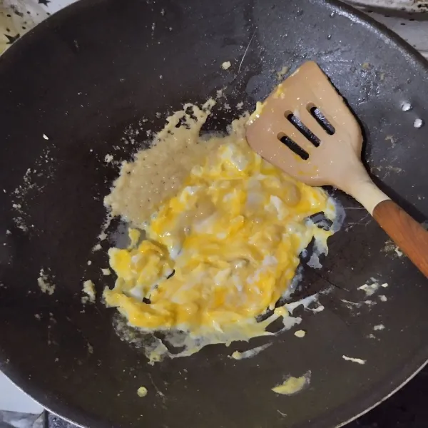 Masukkan telur kocok, buat orak-arik.