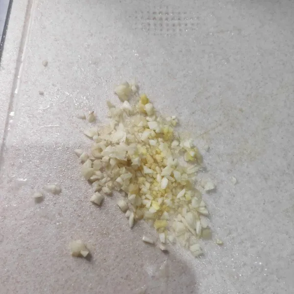 Cincang bawang putih dan jahe. Sisihkan.