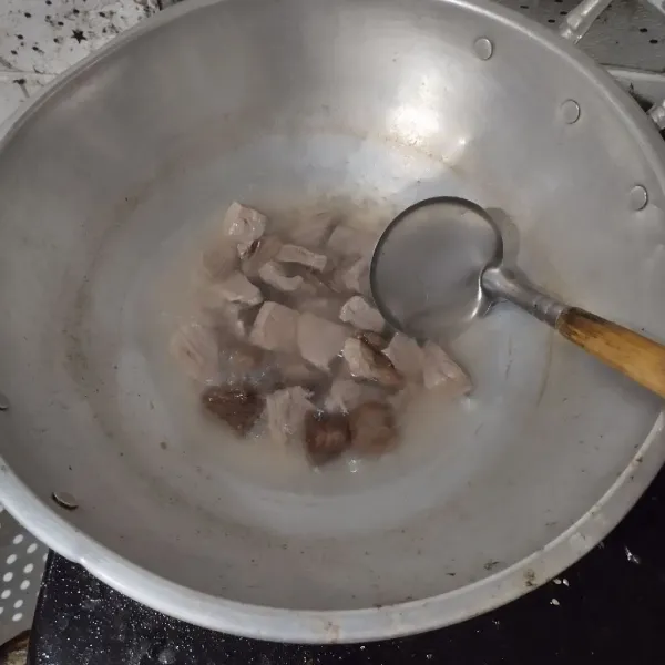 Rebus daging hingga empuk. Tiriskan.