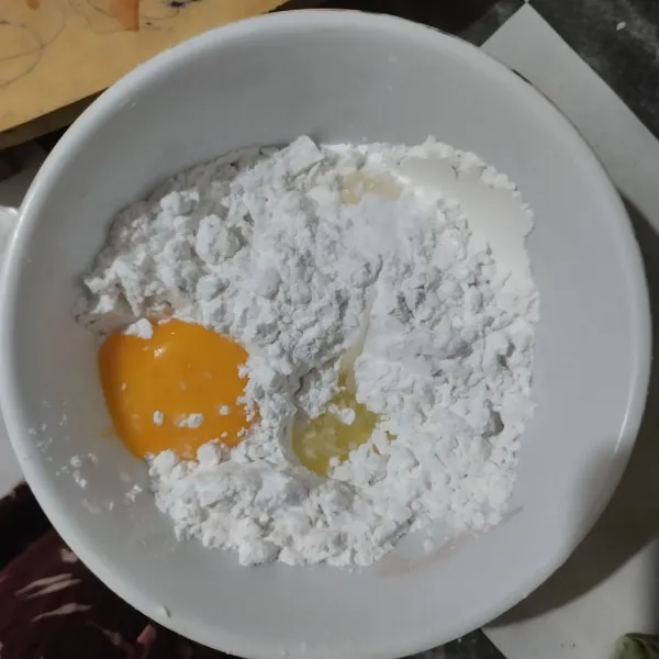 Campurkan tepung beras, tepung tapioka, kuning telur, baking powder dan kaldu bubuk.