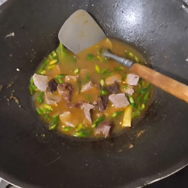 Masukkan daging sapi rebus lalu tuang air. Biarkan mendidih.