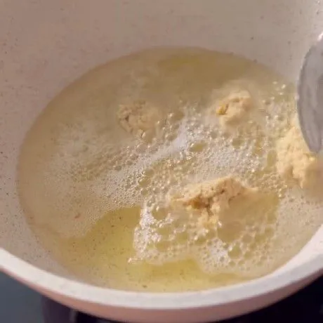 Bentuk adonan sesuai selera lalu goreng di minyak panas.