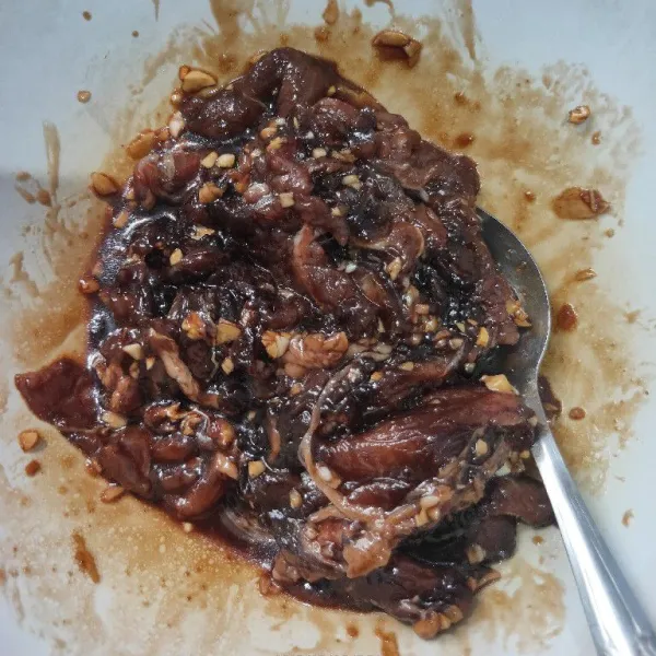 Marinasi selama 1 jam atau semalaman supaya bumbu lebih meresap ke dalam beef slice.