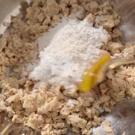 Haluskan tempe lalu tambahkan 4 sdm tepung bumbu ayam crispy, 1 butir telur, garlic powder, merica bubuk dan kaldu bubuk.