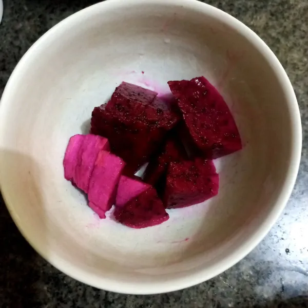 Potong dadu buah naga