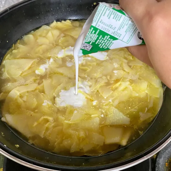 Tambahkan santan, lalu aduk hingga rebung matang. Angkat dan sajikan.