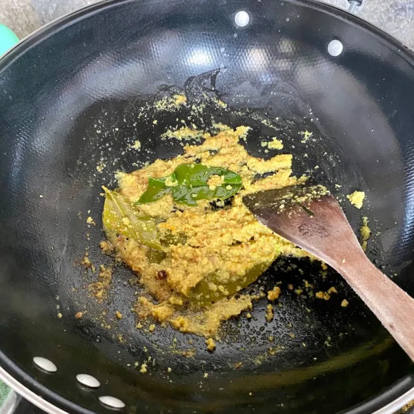 Panaskan minyak goreng, lalu tumis bumbu halus, daun salam dan daun jeruk hingga harum.