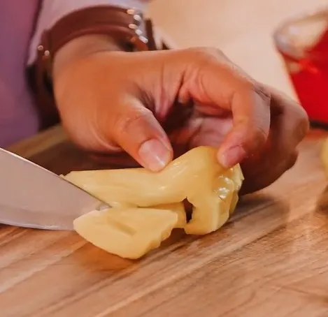 Siapkan bahan potong dadu tape singkong, keruk alpukat, dan nangka. Sisihkan.