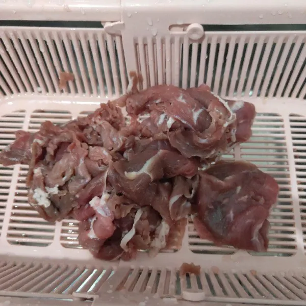 Cuci bersih beef slice. Lalu tiriskan.