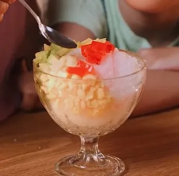 Siapkan wadah, masukan es dan tata topping satu persatu.