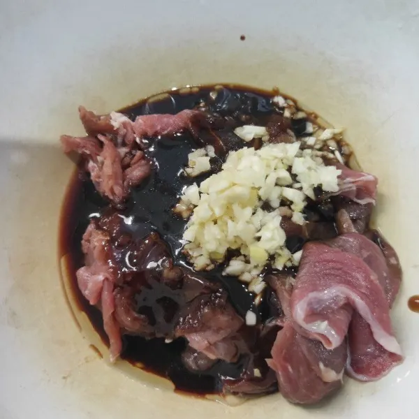 Tambahkan bawang putih dan jahe cincang. Aduk rata.