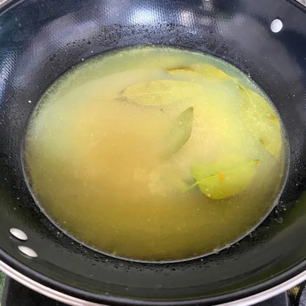 Tambahkan air, lalu didihkan.