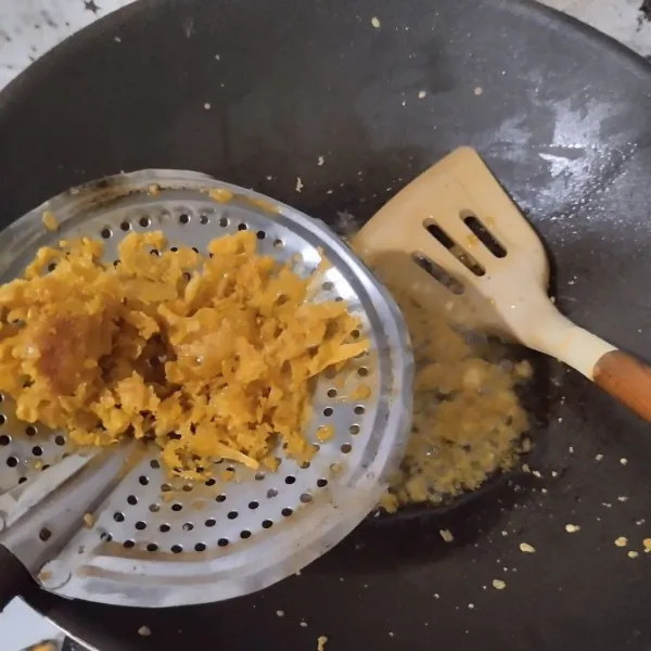 Kucurkan sisa tepung di wajan menggunakan tangan yang diputar di atas minyak panas. Goreng hingga garing. Tiriskan.